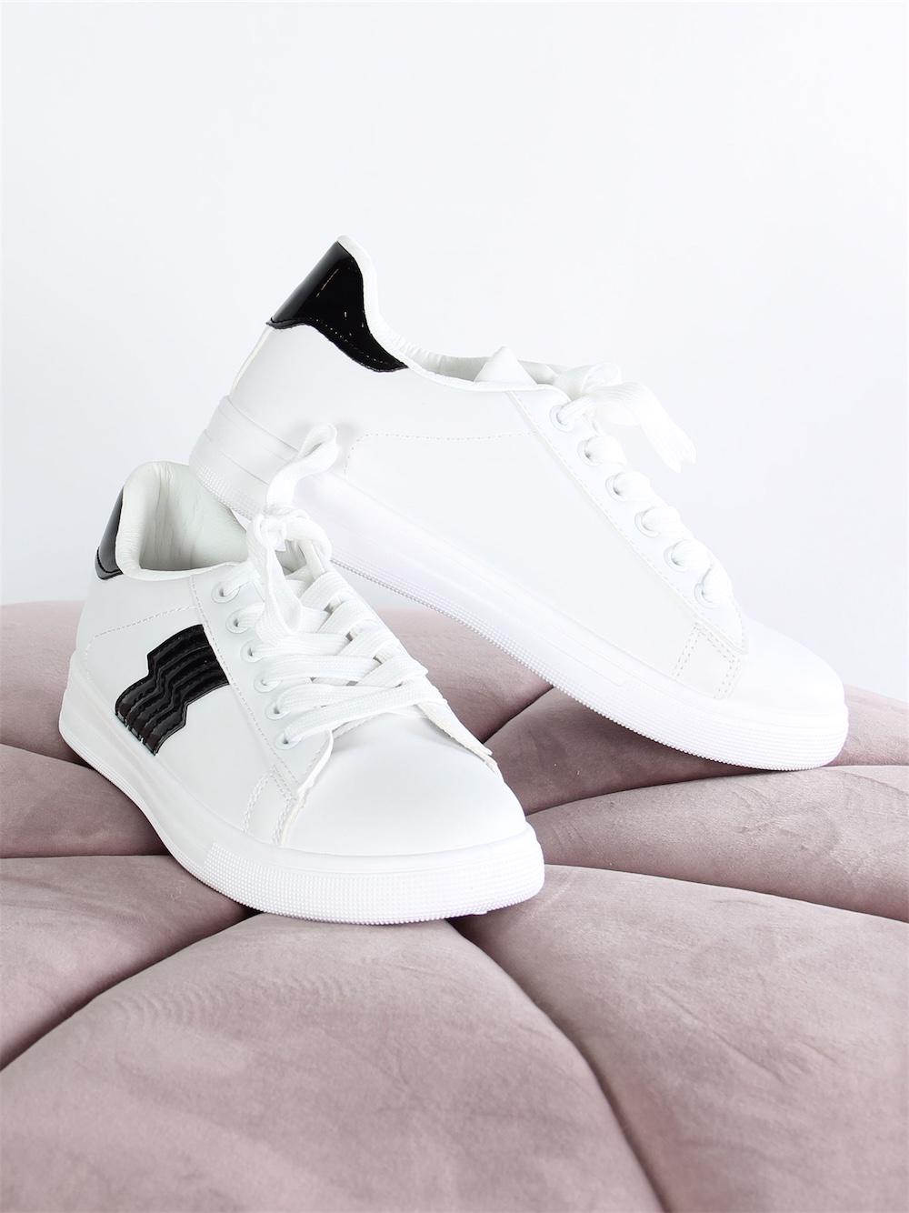 Maira - Vita sneakers med svarta detaljer och vit sula